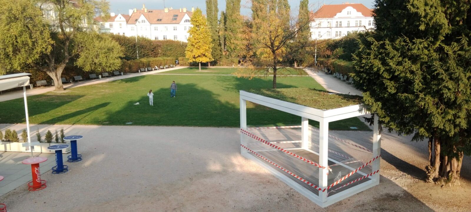 Extenzivní zelená střecha na konstrukci pergoly na Slovanském náměstí v Brně